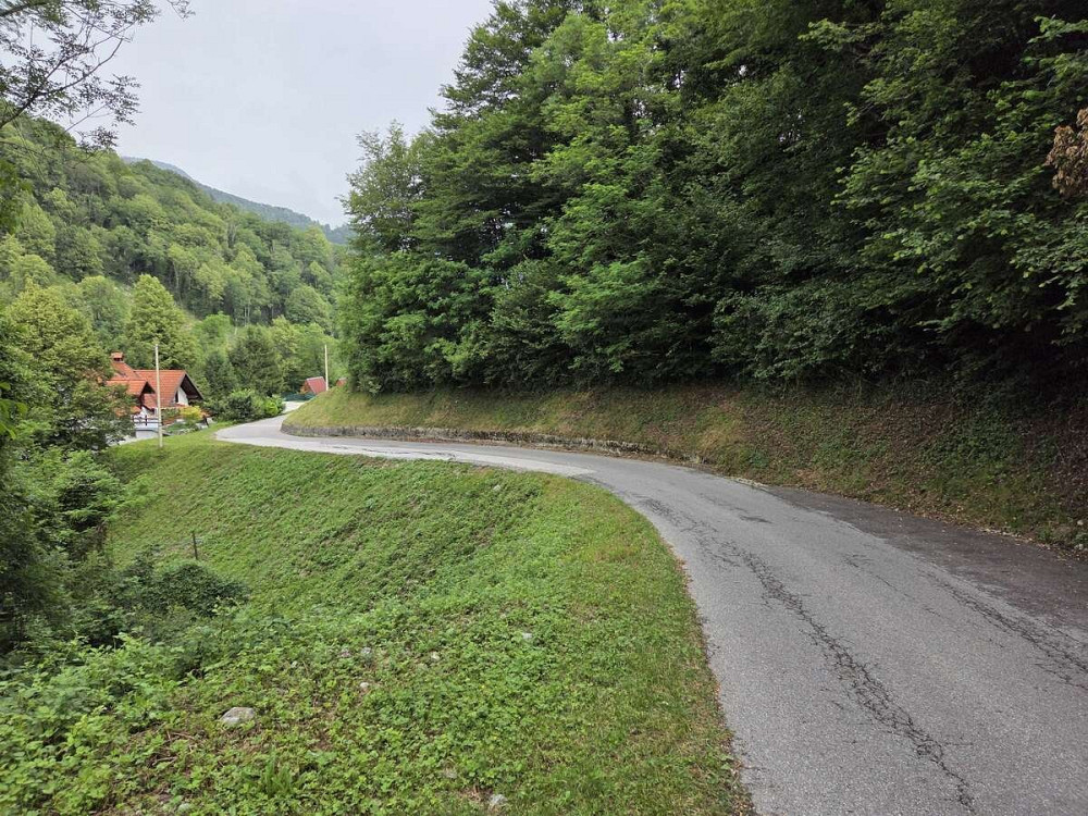 NA ODSEKU LOKALNE CESTE UŠNIK–SELA PRI VOLČAH SO 19. OKTOBRA STEKLA SANACIJSKA DELA, zaradi katerih je do 15. novembra predvidena popolna zapora ceste.