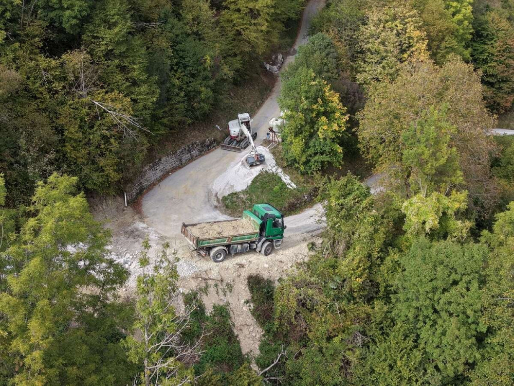 V Trtniku nad Podbrdom poteka sanacija plazu, ki je po neurjih jeseni 2023 poškodoval brežino ob občinski cesti Podbrdo–Trtnik.