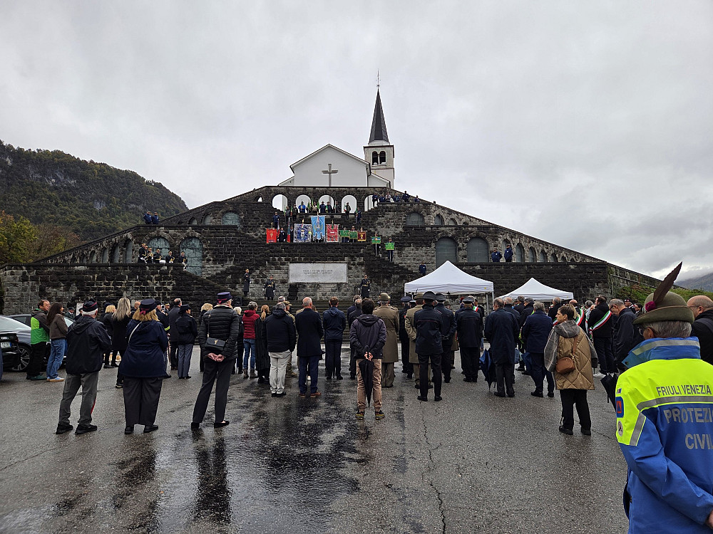 V KOBARIDU SO SE PREDSTAVNIKI SLOVENSKIH IN ITALIJANSKIH OBLASTI TER INSTITUCIJ S POLAGANJEM VENCEV PRI ITALIJANSKI KOSTNICI IN NA POKOPALIŠČU POKLONILI PADLIM V PRVI SVETOVNI VOJNI IN BORCEM NOB.