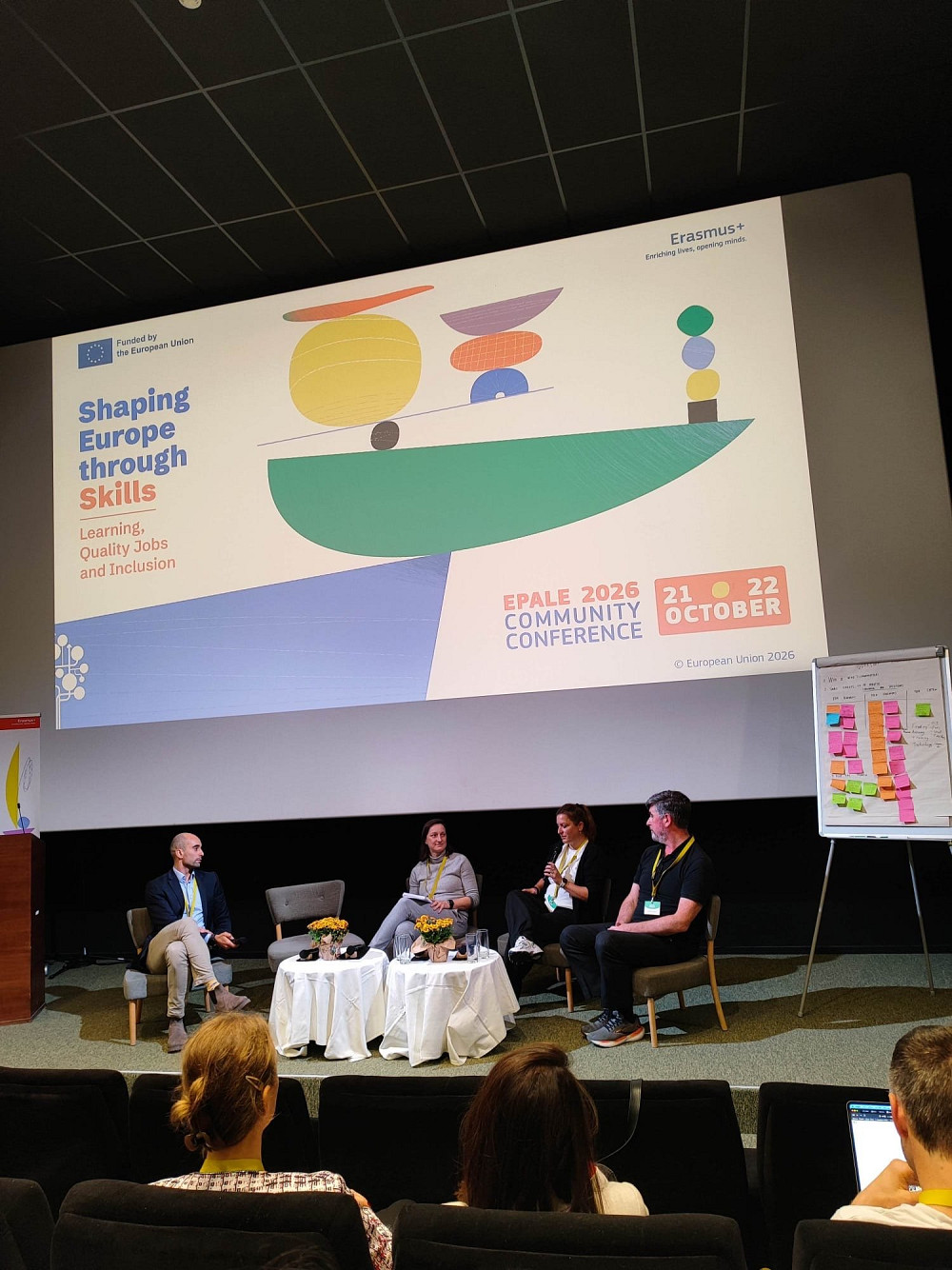 ENA KLJUČNIH UGOTOVITEV KONFERENCE V BRUSLJU JE, DA UMETNA INTELIGENCA NE BO NADOMESTILA POMENA ČLOVEKA, saj bodo ob tehničnem znanju vse pomembnejši kritično mišljenje, empatija in sposobnost razumevanja širše slike.